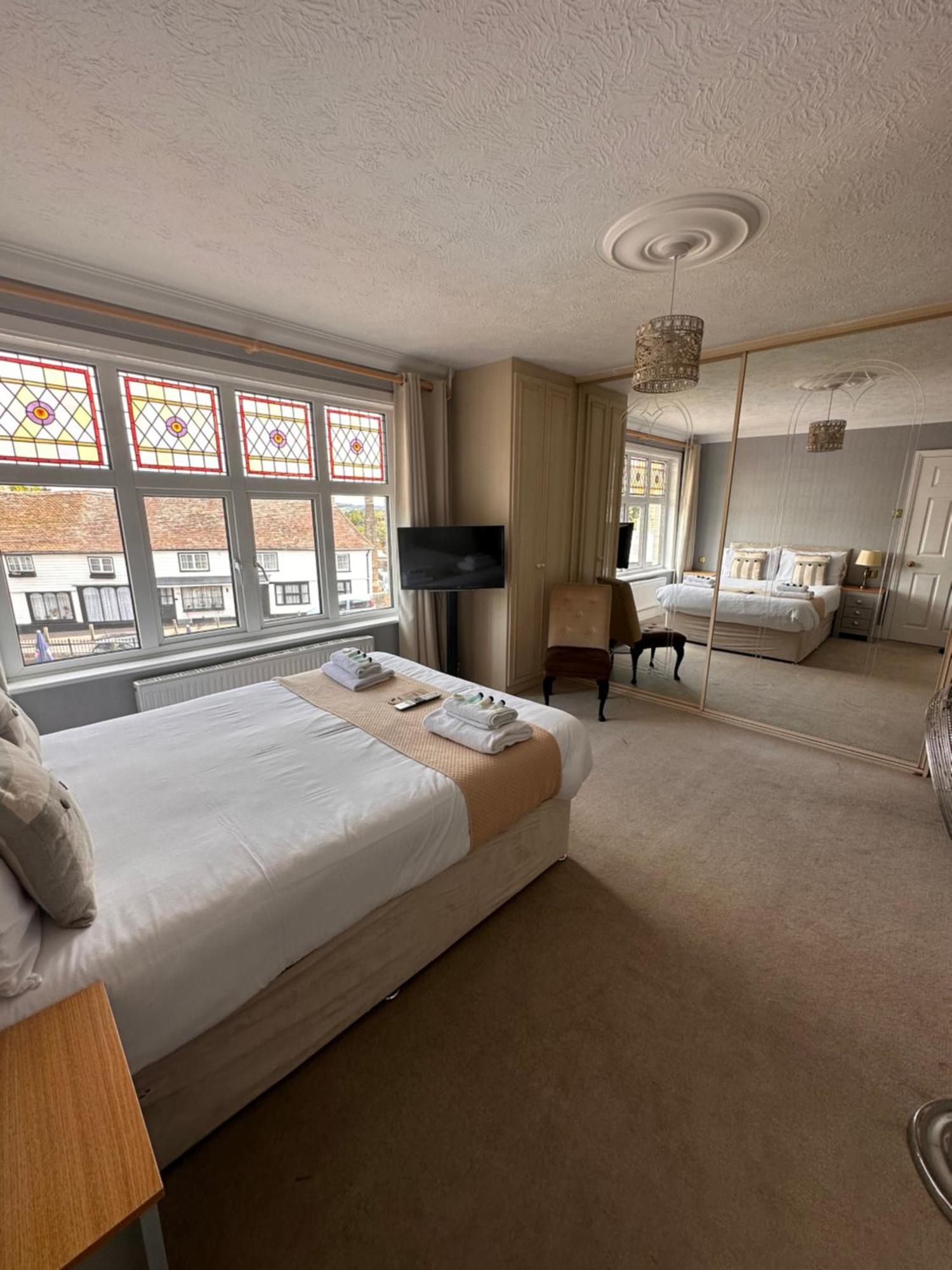 Bed and breakfast The Six Bells 3*